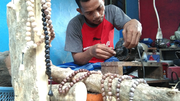 Unik, Aksesori Berbahan Kayu Langka Diminati