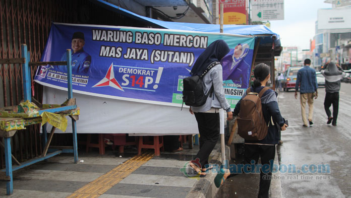 Selama Hari Libur Jualan di Jalan, Hari Kerja Kembali ke Gang