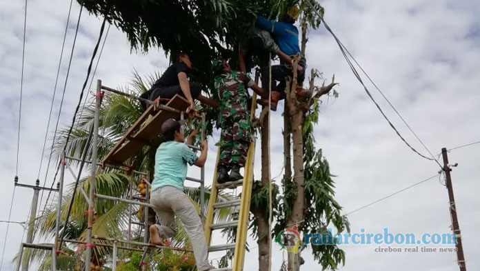 Tebang Ranting, Kemit Balai Desa Anjatan Utara Kelojotan Kesetrum Listrik