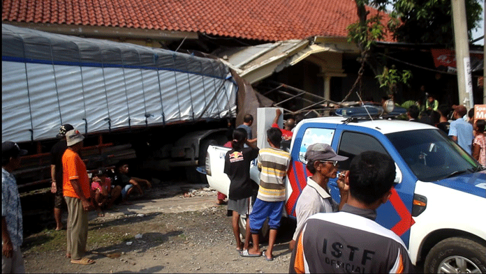 Seruduk Rumah, Sopir Truk Trailer Asal Surabaya Tewas di Pantura Indramayu