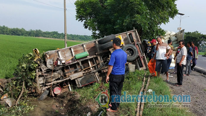 Tabrak Pohon, Truk Angkut Gabah Terguling, Kaki Sopir Terjepit Dashboard