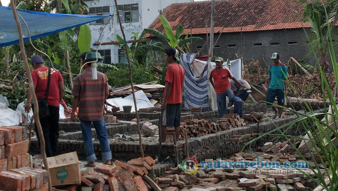 Dapat Bantuan Rp10 Juta, Korban Bencana Panguragan Mulai Bangun Rumah