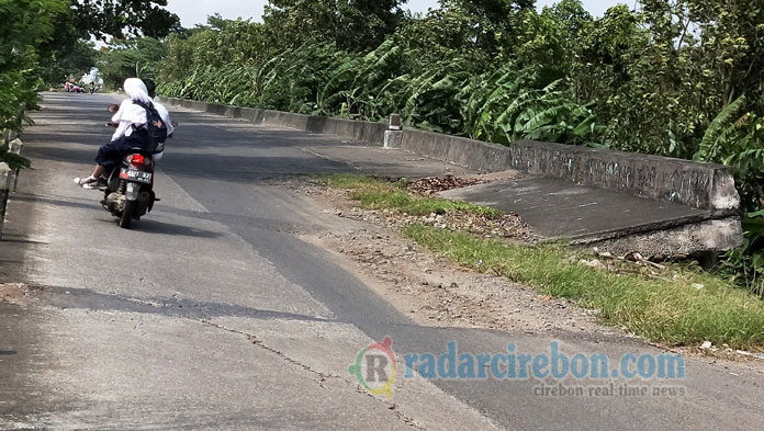 Jalan Penghubung Dua Desa di Kecamatan Kaliwedi Ambles