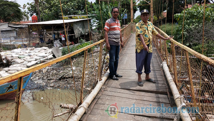 Jembatan di Suranenggala Rusak, Warga Khawatir Ambruk