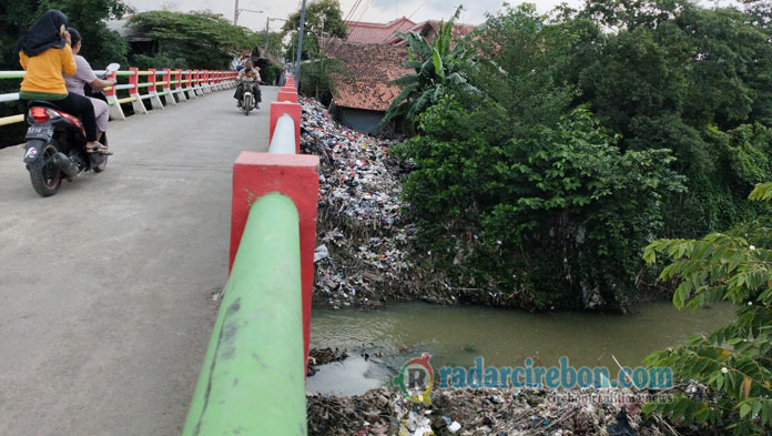 Sampah Menumpuk di Bawah Jembatan, Kesadaran Warga Kurang, Pemdes Diminta Lebih Aktif