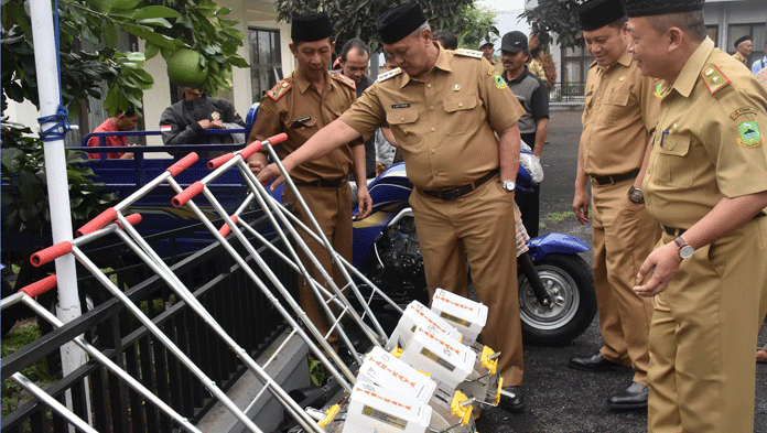 Petani Kuningan Disawer Alat Pertanian