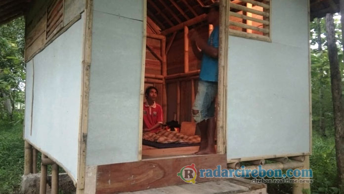 Kaki Salifudin Lumpuh, Tinggal di Rumah Panggung Sendirian