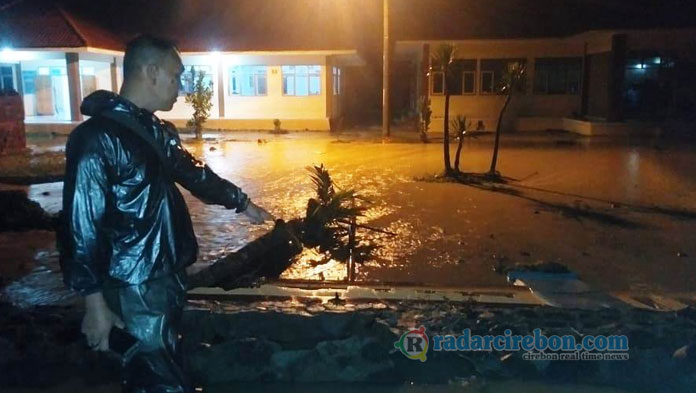 Sungai Cariang Meluap, Tembok SMK Cibening Jebol, 3 Hektare Sawah Rusak