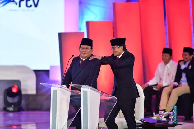 Ketika Joget Kecil Prabowo Sandiaga Pijit Bahu