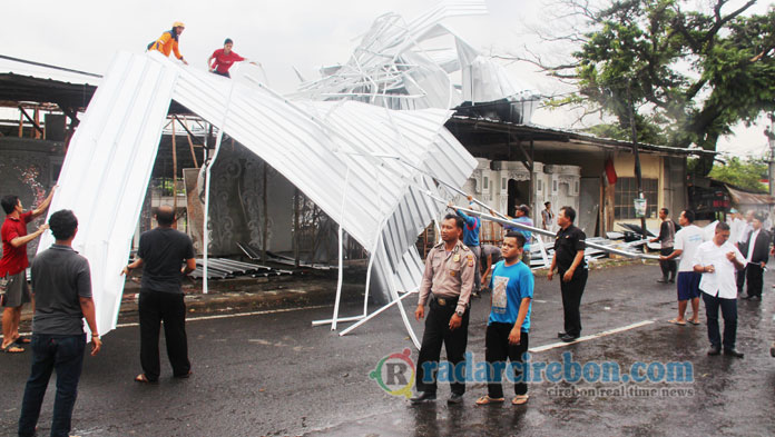 Disapu Angin, Atap Bangunan Beterbangan, Berserakan di Jalan