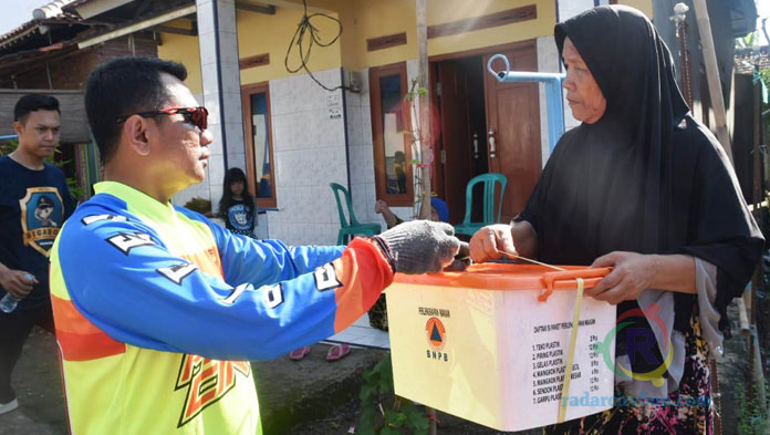 Didukung Kodim, Polres Bantu Korban Bencana Puting Beliung dan Banjir di Panguragan