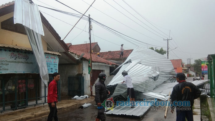 Atap Puskesmas Gembongan Ambruk Disapu Angin