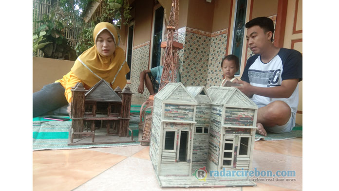 Sahroni Sulap Limbah Koran Jadi Replika Bangunan dan Kendaraan