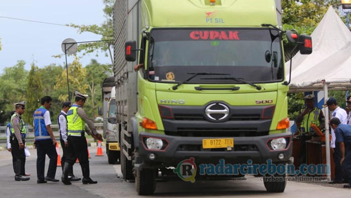 Petugas Gabungan Kandangkan Truk Bermuatan Berlebih