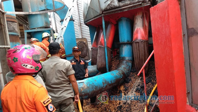 Overheat, 50 Ton Bahan Pakan Ternak PT Japfa Comfeed Terbakar