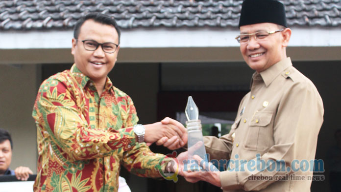 DR H Karna Sobahi MMPd Raih Person Of The Year 2018 Versi Radar Cirebon