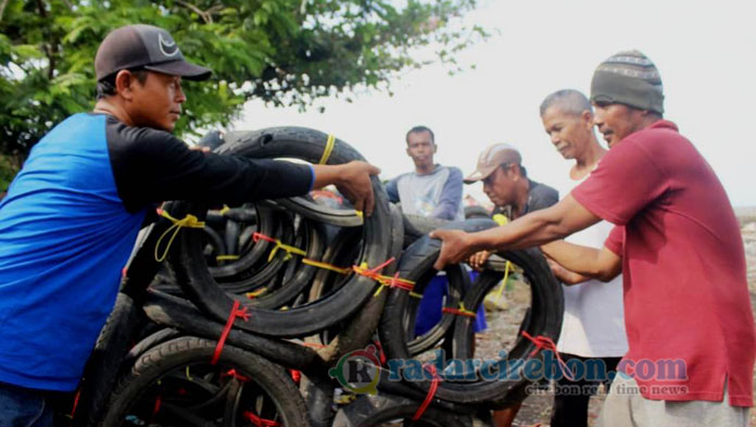 Nelayan Cangkol Bikin Rumpon Hadapi Cuaca Ekstrem