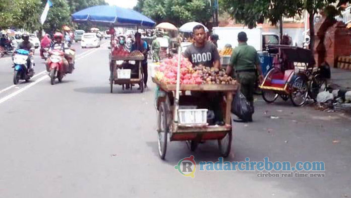 Satpol PP Tak Libur, Kikis PKL di Kawasan Tertib Lalu Lintas