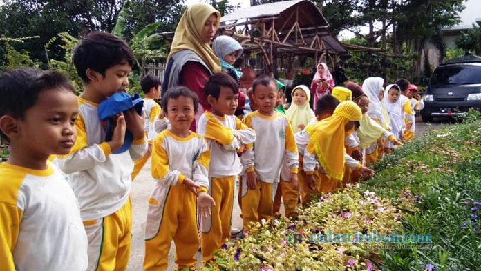 RA Alma Asy Syauqi Kunjungi Rumah Bunga