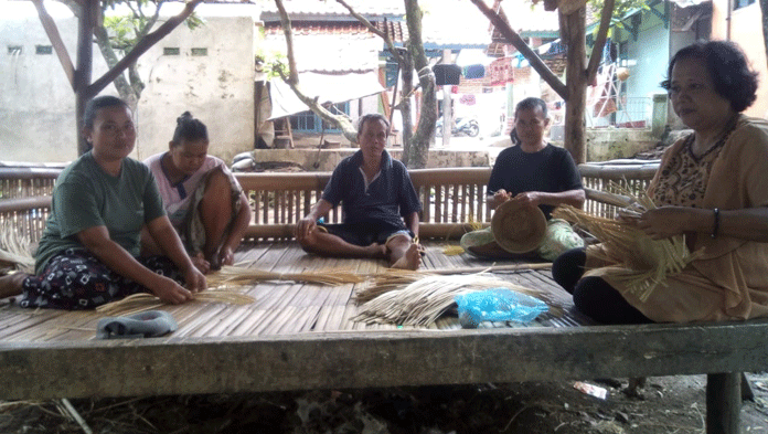 Perajin Anyaman Bambu Terancam Bangkrut