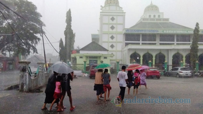 Hujan-Angin, Pohon Tumbang Hantam Mobil, Warga pun Diungsikan ke Masjid