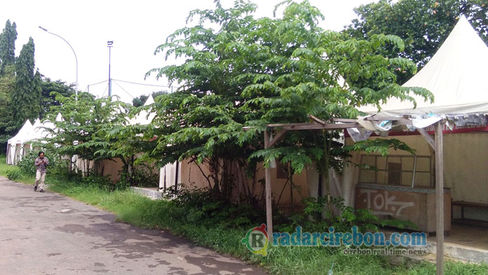 Relokasi Gagal, Tenda PKL di Belakang GOR Ranggajati Terbengkalai