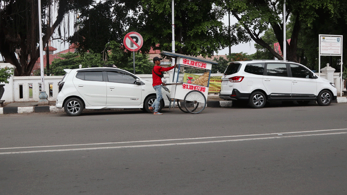 Priben Jeh..Tak Ada Petugas, Parkir Liar Marak Lagi di Kawasan Tertib Lalin