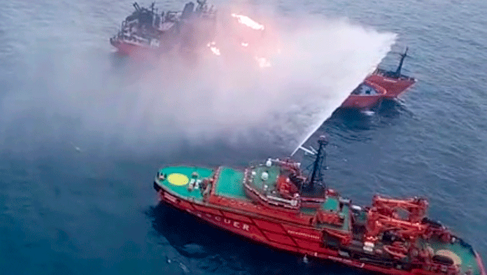 Tanker Terbakar saat Transfer Minyak