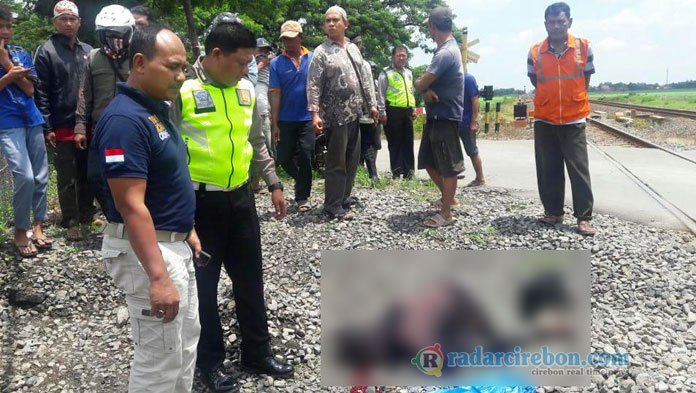 Pemotor Terobos Palang Pintu Perlintasan, Ada Kereta Api Lewat, Tewas Tersambar Deh