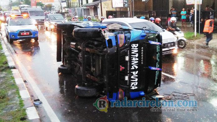 Pecah Ban saat Hendak Nyalip, Elf Terguling di Pantura, Evakuasi Penumpang Lewat Jendela