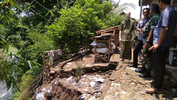 Bantaran Sungai Ciwaringin Tergerus Abrasi