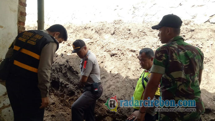 Diguyur Hujan, Tiga Rumah Warga di Majalengka Tertimpa Longsor