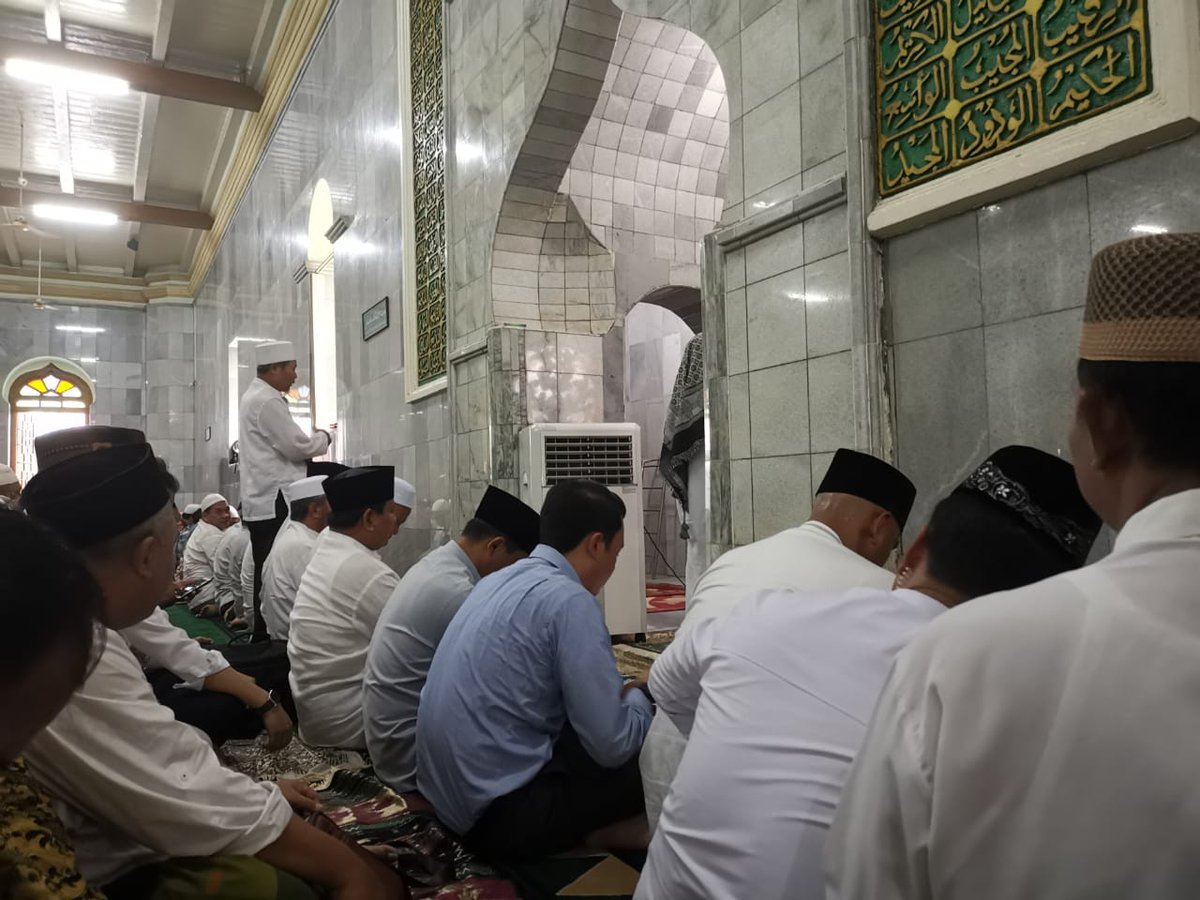 Jumat Bareng Prabowo: Usai Salat, Teriakan Prabowo Presiden Terdengar di Masjid Kauman