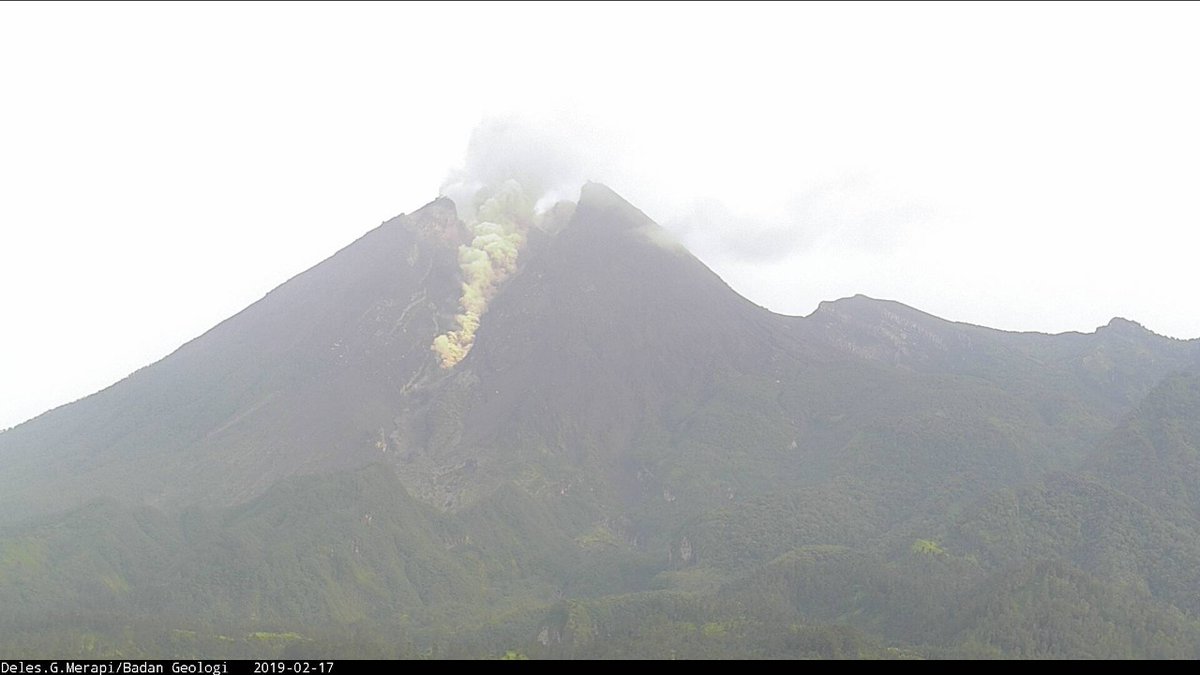 Gunung Merapi Keluarkan Awan Panas Lima Kali Beruntun