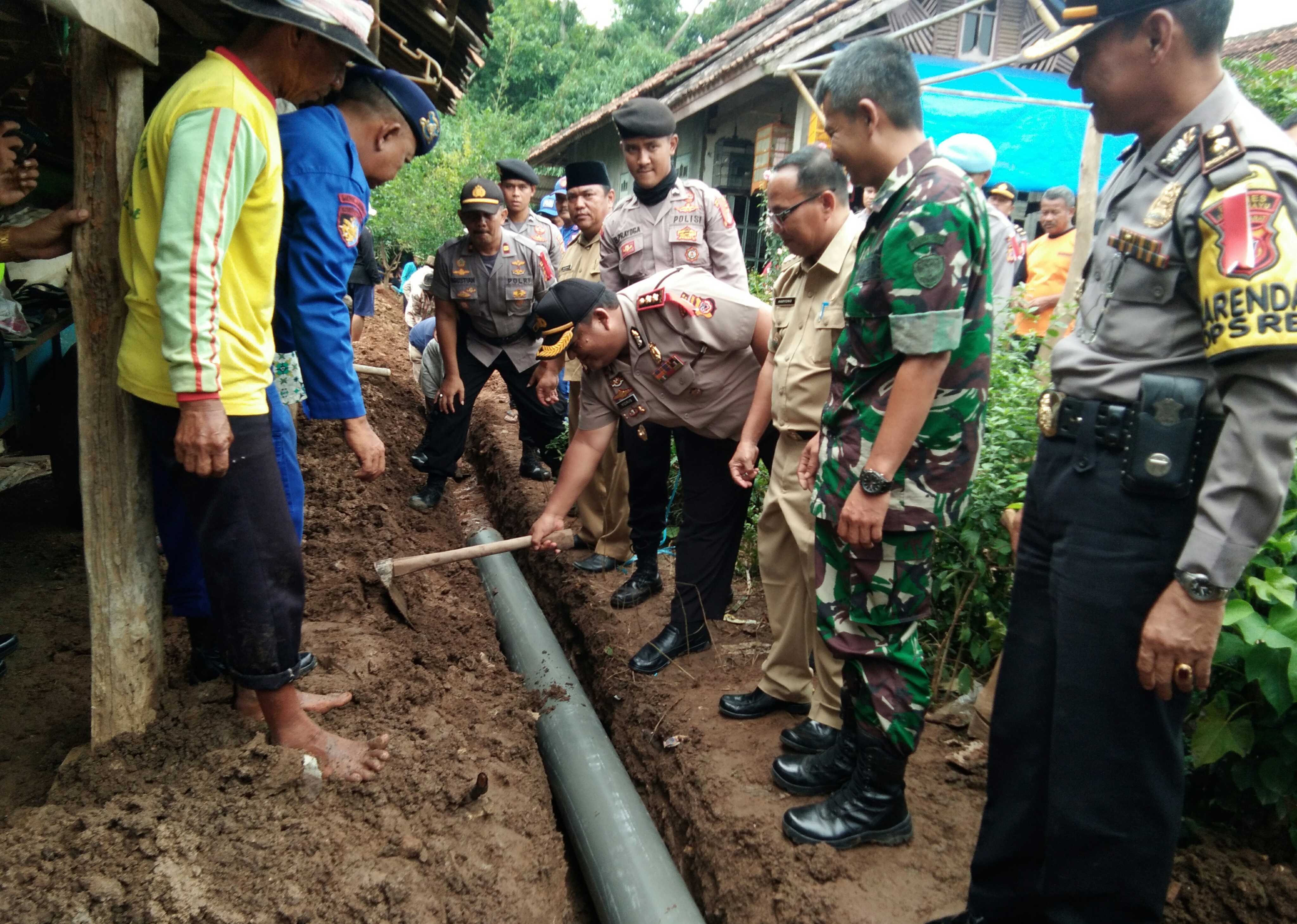 Kapolres Bantu Warga Korban Banjir