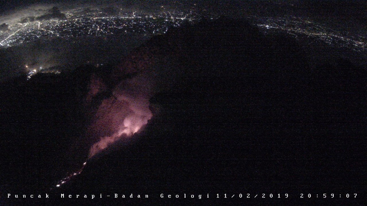 Dini Hari, Merapi Muntahkan Lava Pijar Sejauh 700 Meter