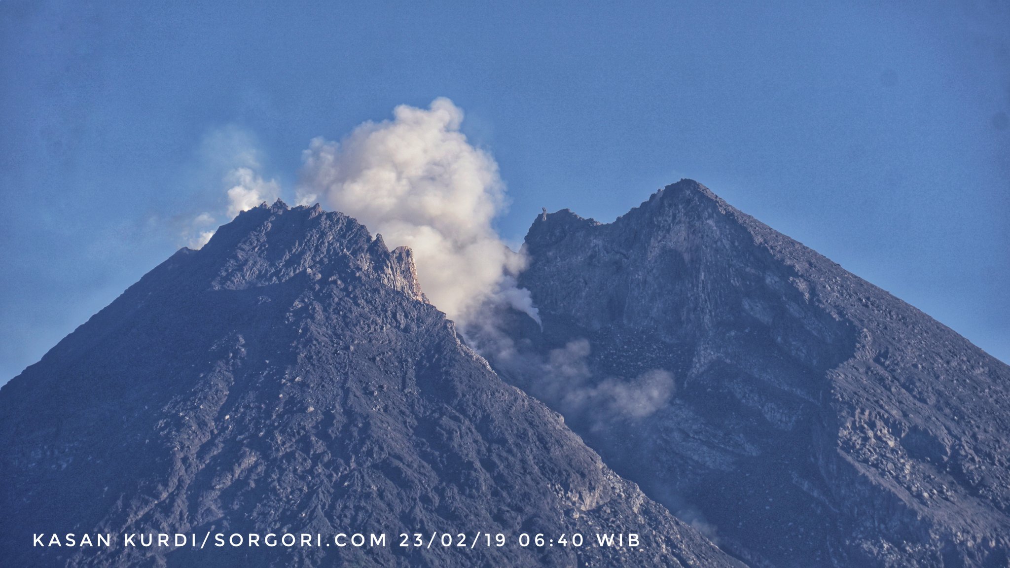 Gunung Merapi Alami 13 Kali Gempa Guguran