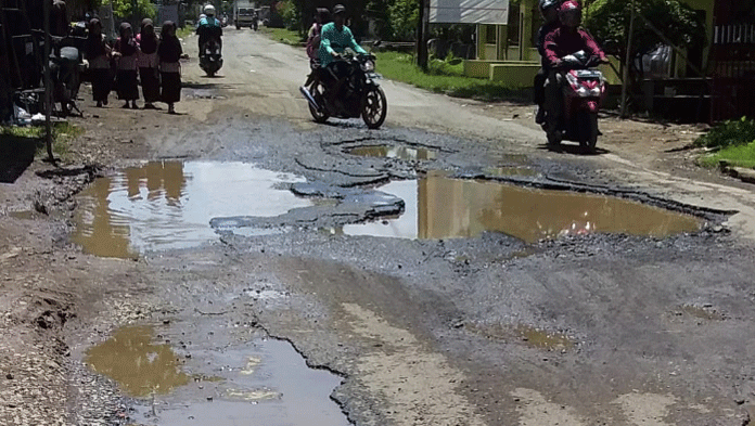 Warga Keluhkan Jalan Cangkingan Mirip Kubangan