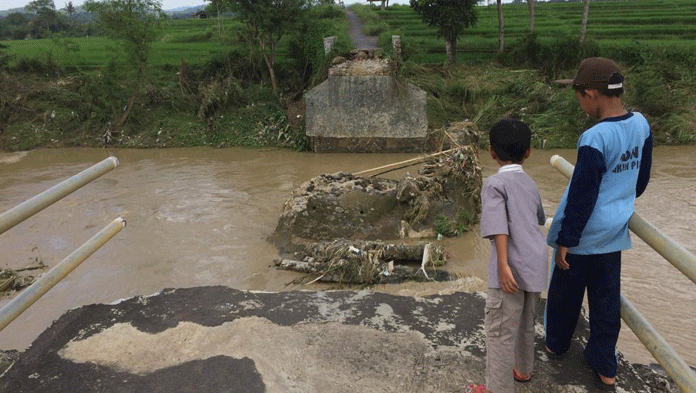 Derasnya Arus Sungai Cisanggarung, Jembatan Dukuhpicung Putus