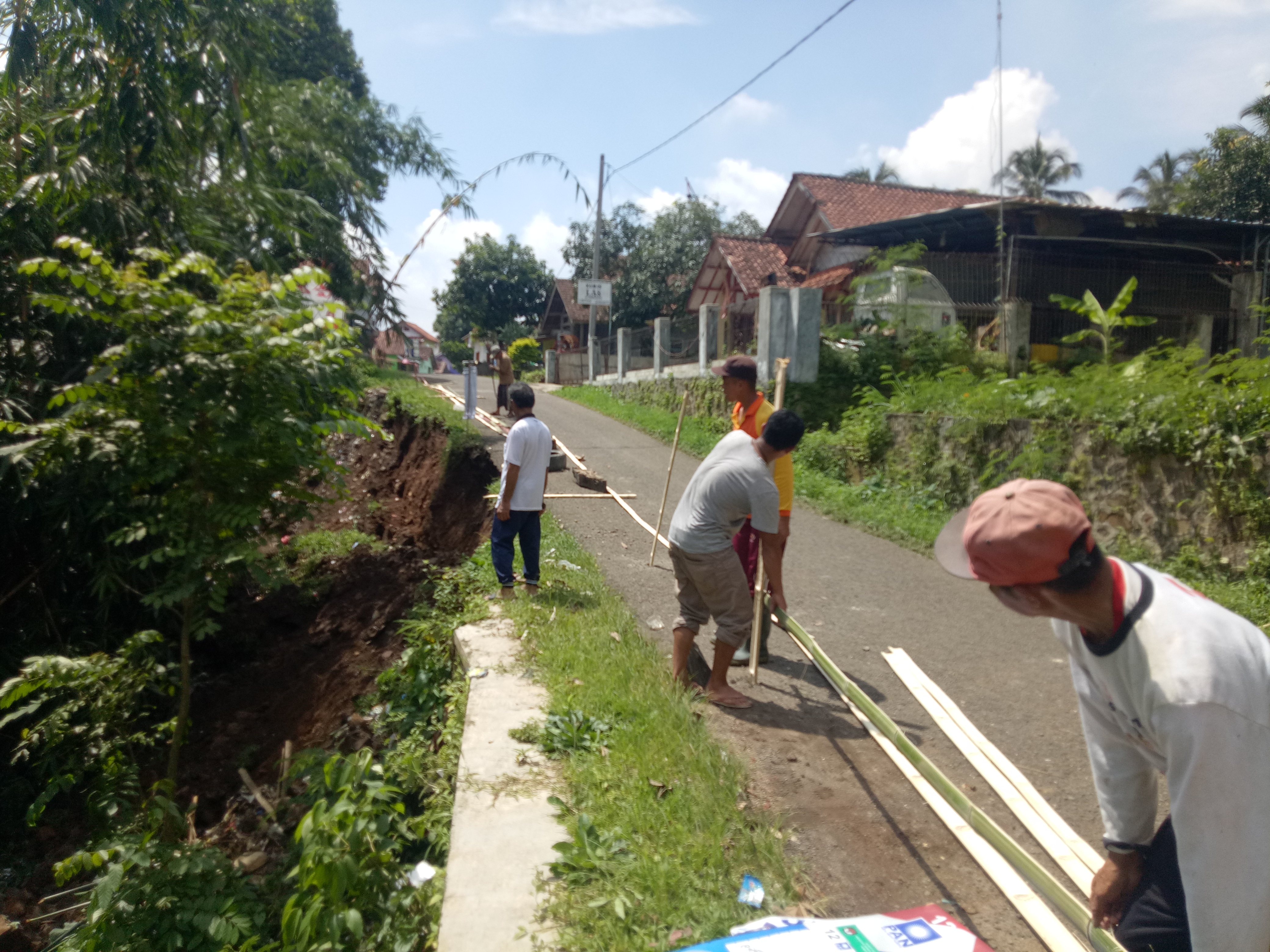 Longsor, Jalan Alternatif  Maja-Cigasong Menyempit