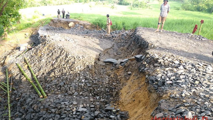 Jalan Poros Cimangguhilir-Sindanghurip Ambles Akibat Longsor