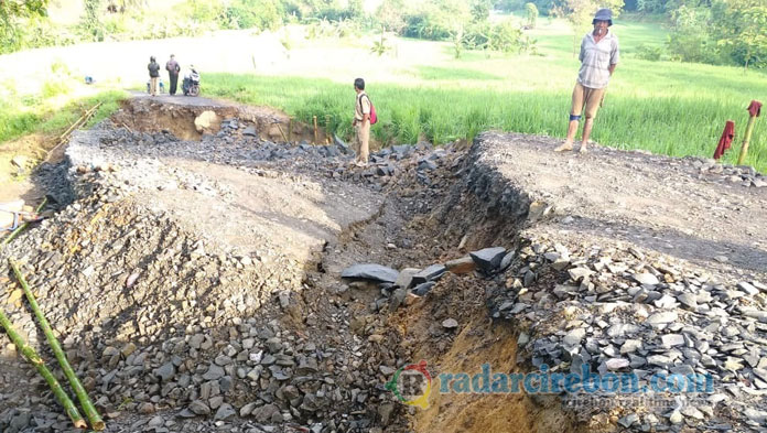 Hati-hati! Jalan Desa Cimangguhilir Ambles, Lalu Lintas Lumpuh