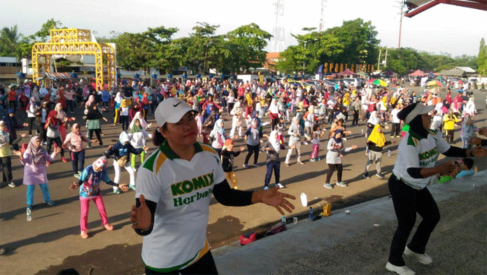 Ratusan Warga Indramayu Ikuti Senam Sehat di Sport Centre Bersama Komix Herbal