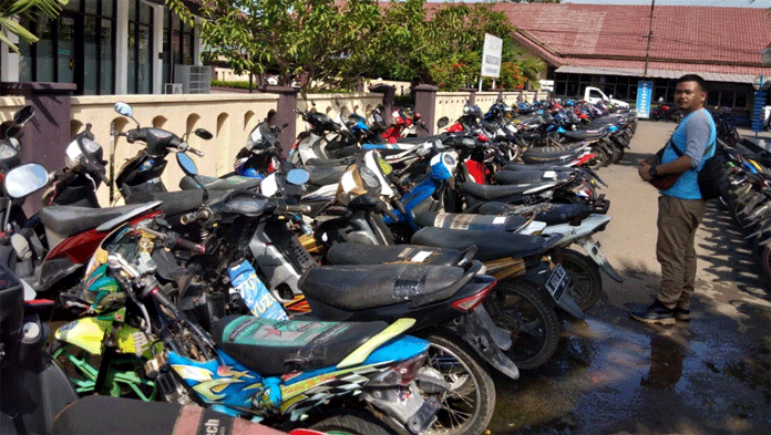 Ratusan Sepeda Motor Menunggu Pemilik