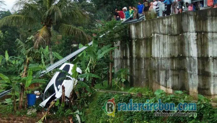 Hilang Kendali, Mobil Plat Merah Terjun ke Jurang