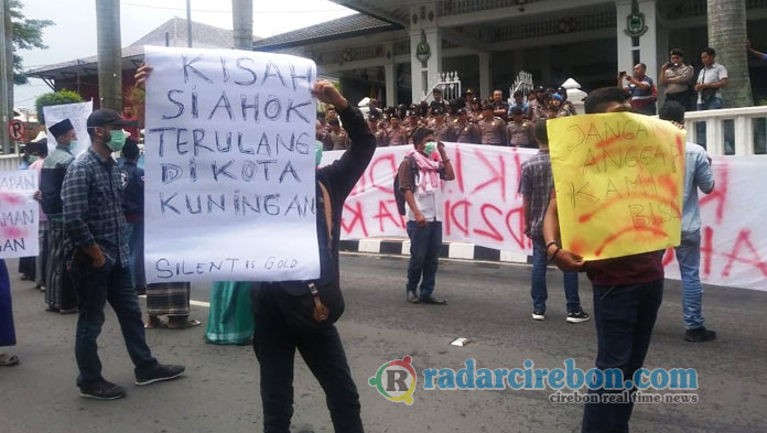 Datangi Pendopo Kuningan, Mahasiswa Pertanyakan Video Viral  “Laknat” Bupati