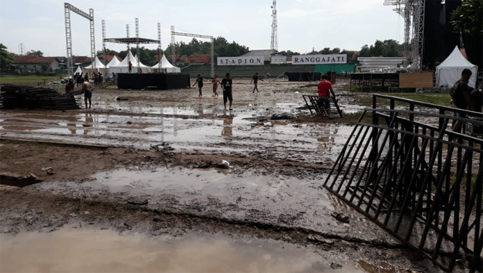 Lapangan Ranggajati Rusak Berat Pascakonser Dangdut