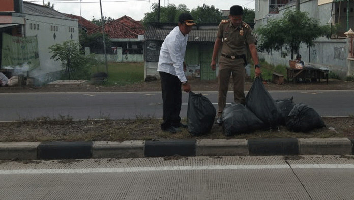 Duh, Median Jalan Jadi Tempat Sampah