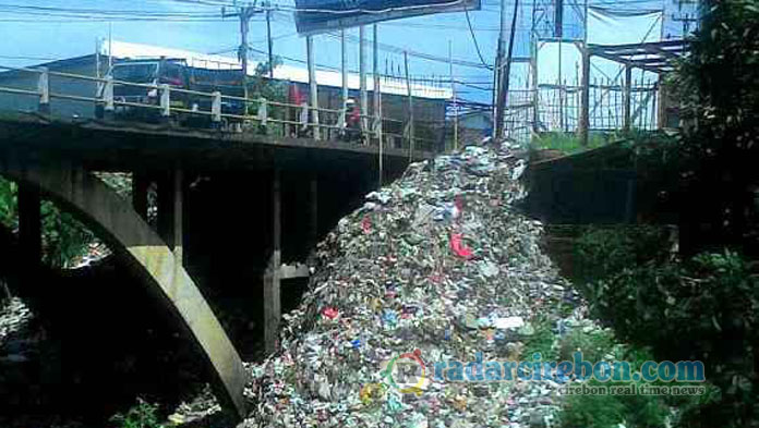 Sudah Menahun, Sampah Penuhi Sungai Cilongkrang