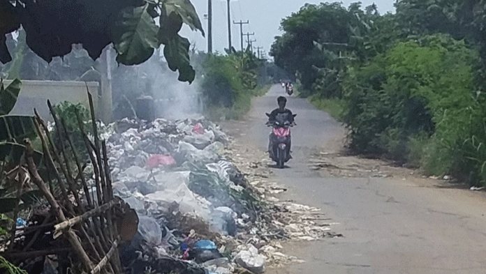 Sampah Tidak Pernah Diangkut, Meluber sampai ke Jalan